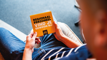 Teun leest de brochure van Werken in de Kempen