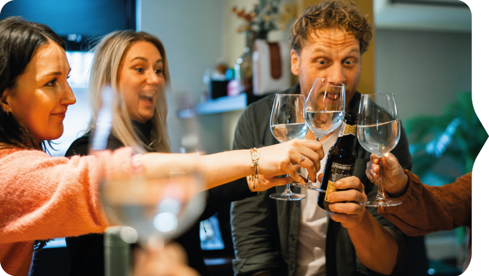 Medewerkers van WIDK proosten