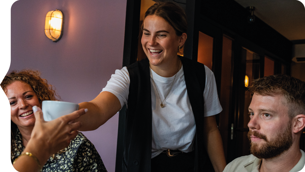 Roeli geeft kop koffie aan