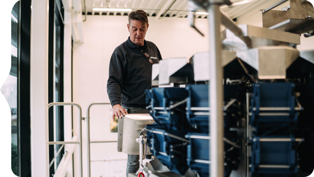Werknemer aan het werk in de productie bij zaadhandel neutkens in de kempen