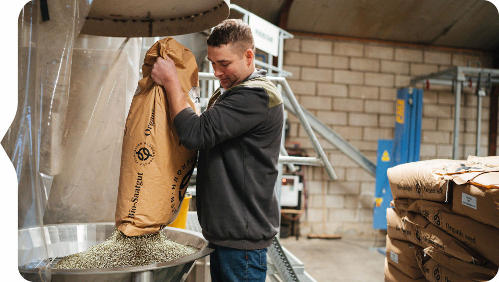 Werknemer aan het werk in de productie bij zaadhandel neutkens in de kempen