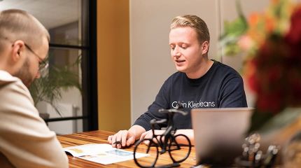 Recruiter in sollicitatiegesprek met werkzoekenden