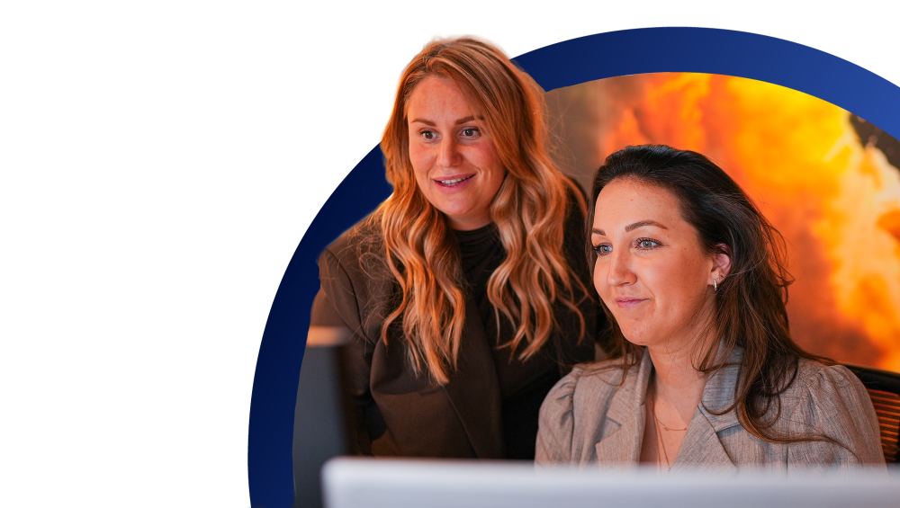 Lieke van Loon en Lotte Veldman overleg over regionaal vacatureplatform