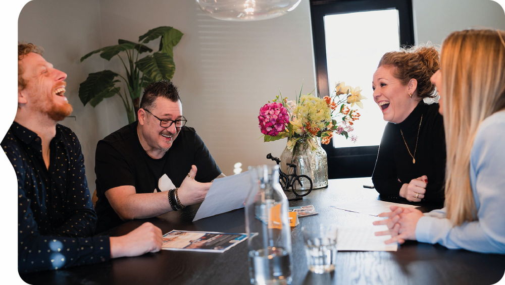 Lieke van Loon en Lotte Veldman overleg over regionaal vacatureplatform