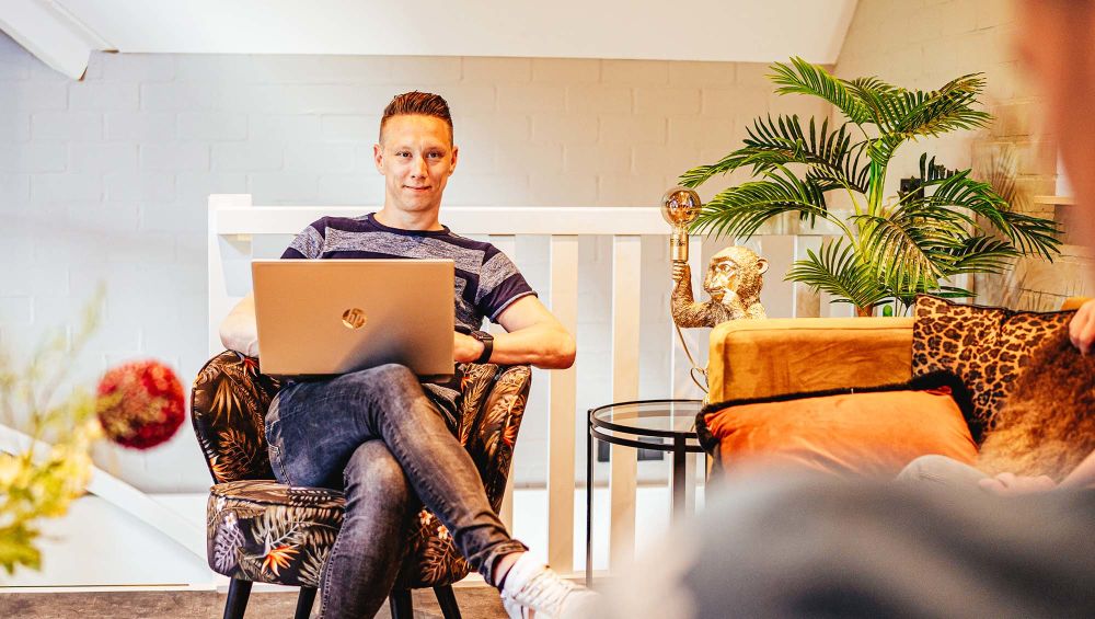 man met laptop