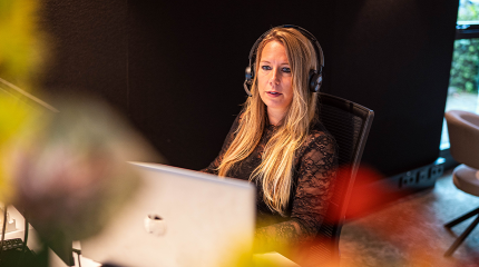 vrouw achter pc