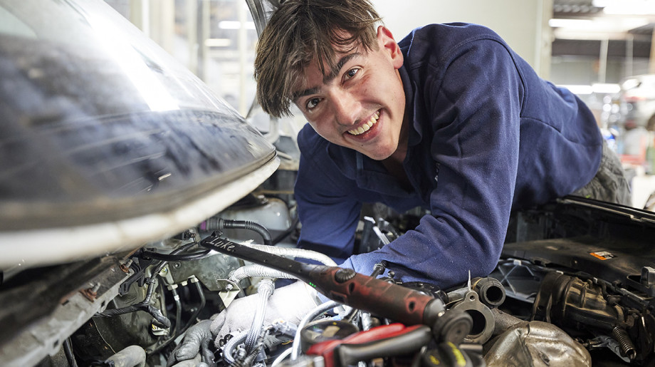 Automobielbedrijf P. van de Ven BV Hapert afbeelding 2