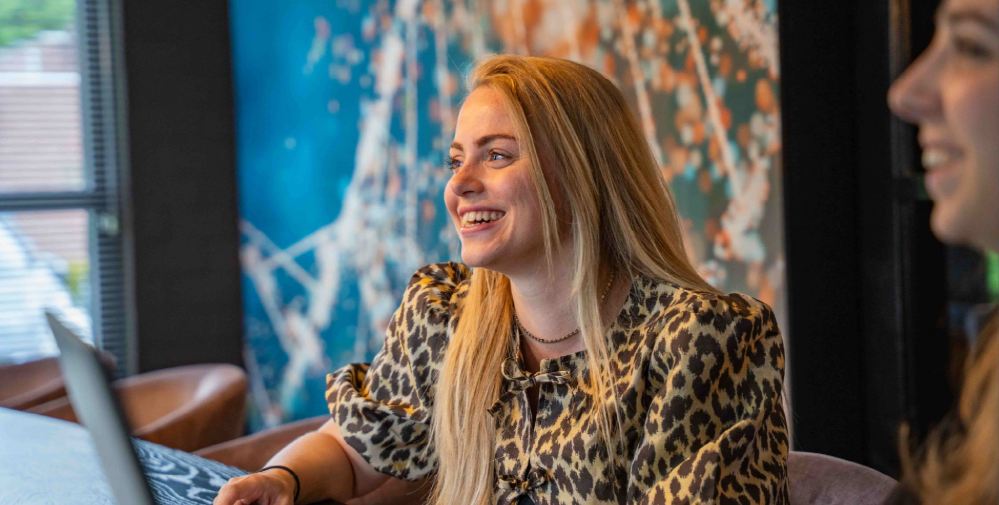 jonge vrouw in meeting