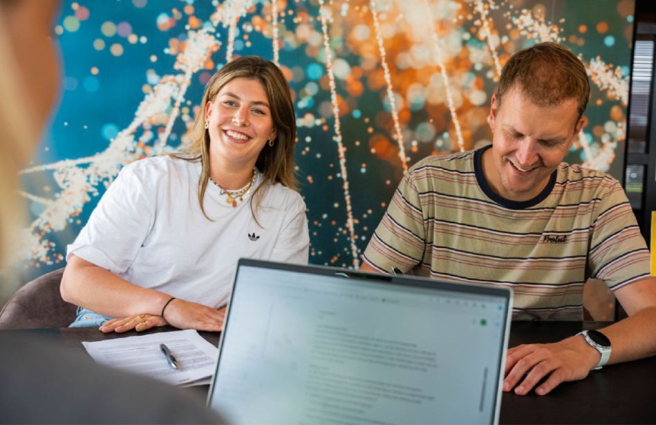 man en vrouw in een meeting