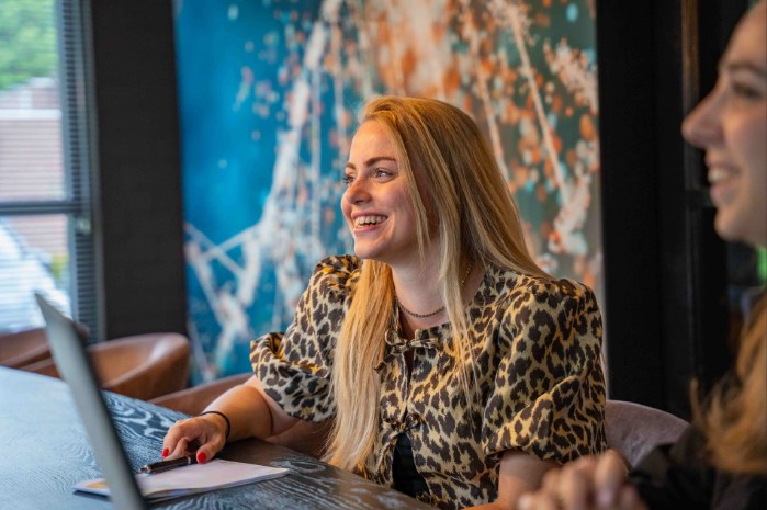 jonge vrouw in meeting