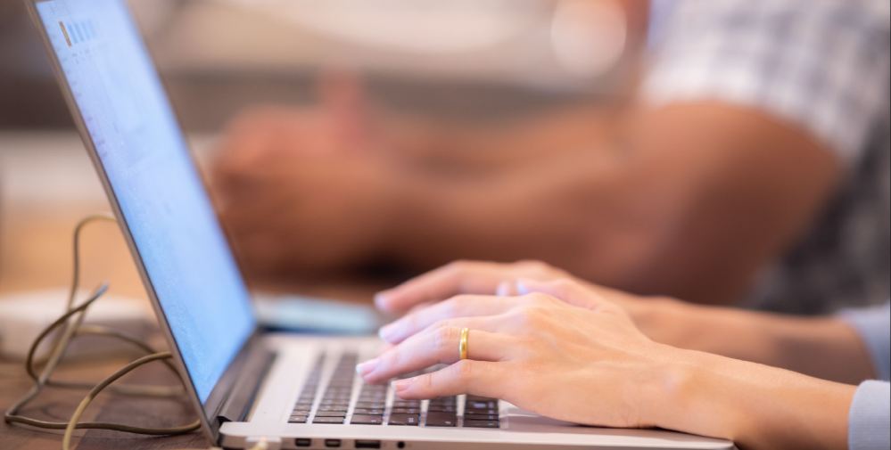 vrouw typt op laptop