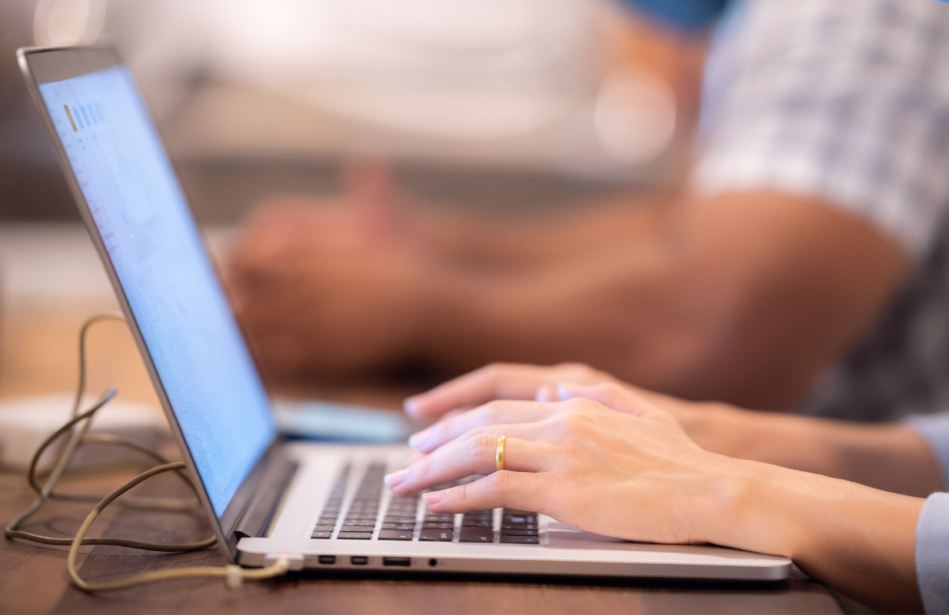 vrouw typt op laptop