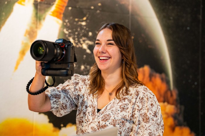jonge vrouw met camera